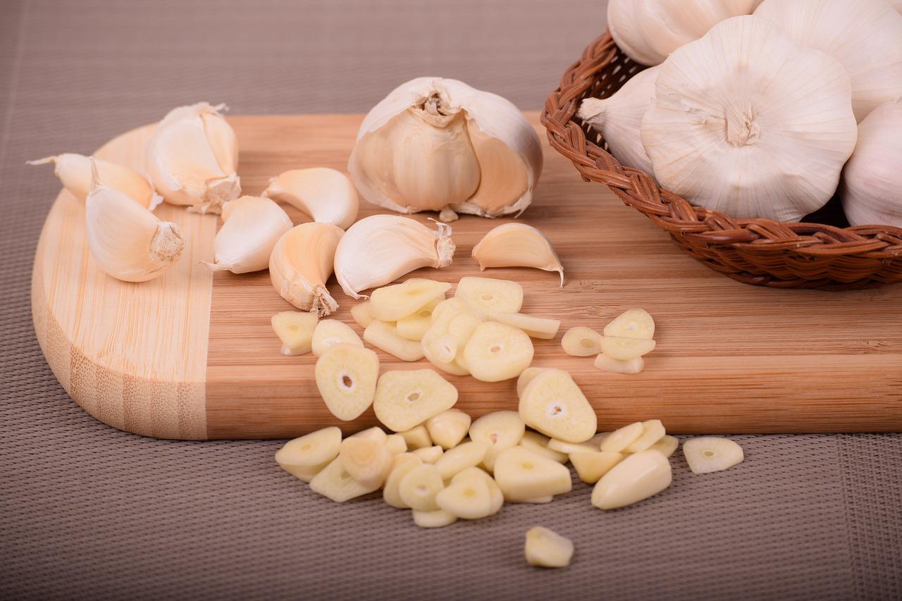 Eat Garlic Benefits for Men - TrendsVan