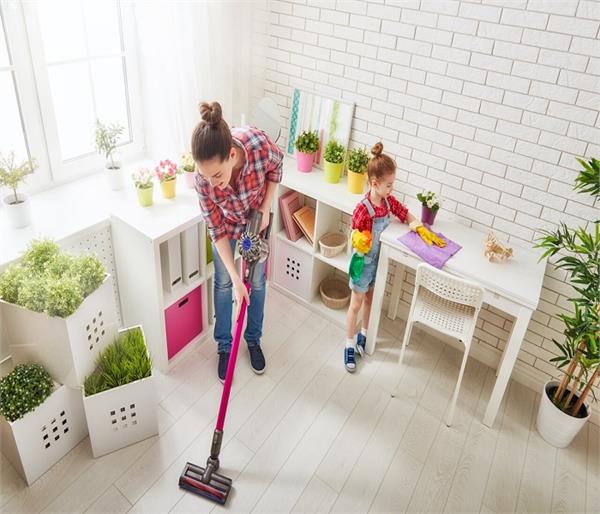 Vastu Shastra: अगर घर की साफ सफाई के दौरान आप को भी मिलता है,ये सामान तो आपके बन सकते है बिगड़े हुए काम